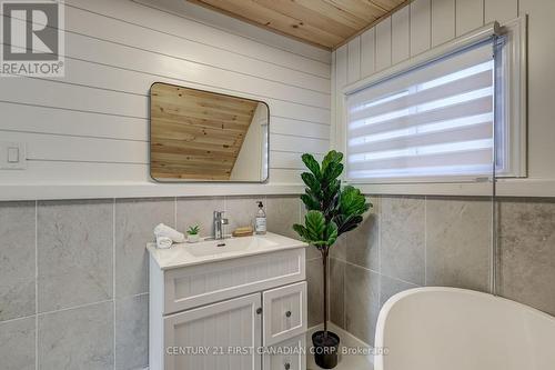 84 Ross Street, St. Thomas, ON - Indoor Photo Showing Bathroom