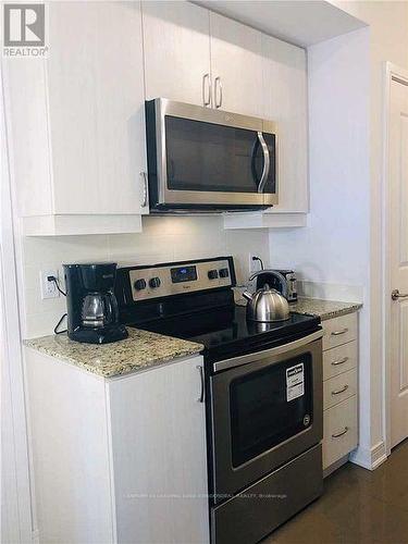 1712 - 9205 Yonge Street, Richmond Hill, ON - Indoor Photo Showing Kitchen