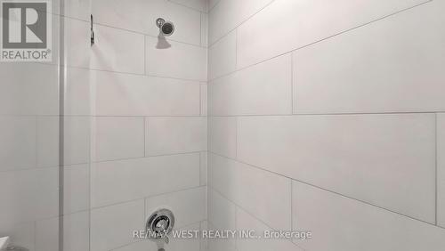 402 - 3285 Carding Mill Trail, Oakville, ON - Indoor Photo Showing Bathroom