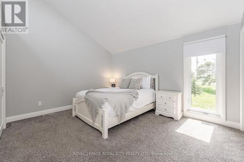 11 Farnham Road, Puslinch, ON - Indoor Photo Showing Bedroom