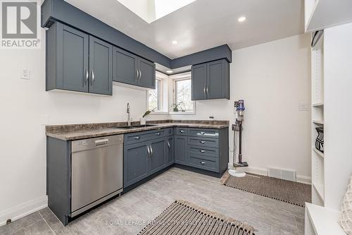 11 Farnham Road, Puslinch, ON - Indoor Photo Showing Kitchen