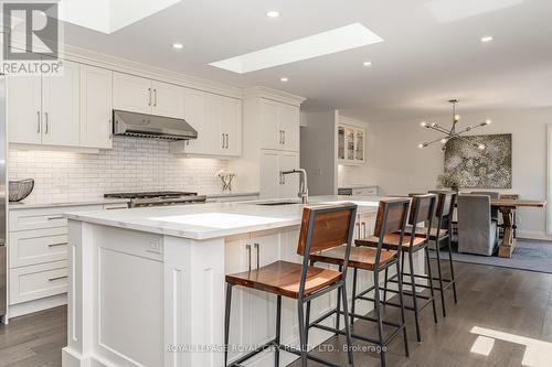 11 Farnham Road, Puslinch, ON - Indoor Photo Showing Kitchen With Upgraded Kitchen