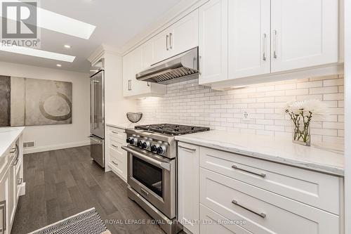 11 Farnham Road, Puslinch, ON - Indoor Photo Showing Kitchen With Upgraded Kitchen