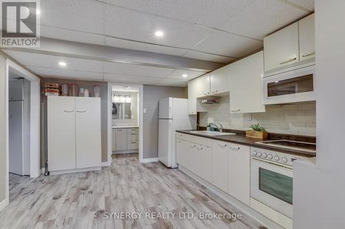 2760 Napperton Drive, Adelaide Metcalfe, ON - Indoor Photo Showing Kitchen