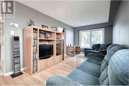 185 Pickett Crescent, Barrie, ON - Indoor Photo Showing Living Room