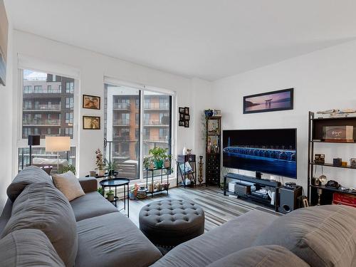 Salon - 607-6 Av. Donegani, Pointe-Claire, QC - Indoor Photo Showing Living Room