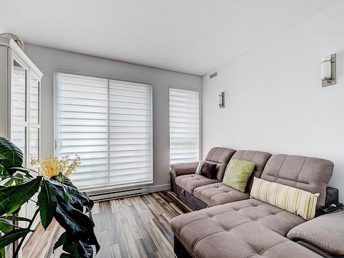 Chambre Ã Â coucher - 607-6 Av. Donegani, Pointe-Claire, QC - Indoor Photo Showing Living Room