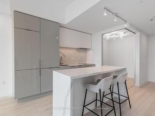 2605-33 Helendale Ave, Toronto, ON - Indoor Photo Showing Kitchen