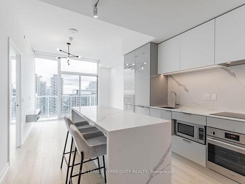 2605-33 Helendale Ave, Toronto, ON - Indoor Photo Showing Kitchen With Upgraded Kitchen