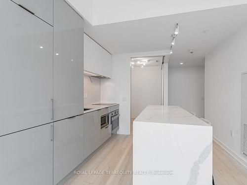 2605-33 Helendale Ave, Toronto, ON - Indoor Photo Showing Kitchen