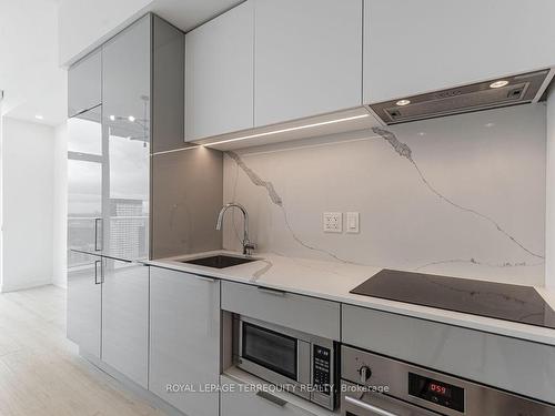 2605-33 Helendale Ave, Toronto, ON - Indoor Photo Showing Kitchen