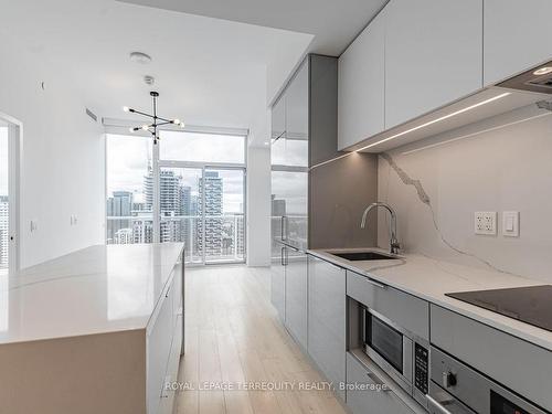 2605-33 Helendale Ave, Toronto, ON - Indoor Photo Showing Kitchen With Upgraded Kitchen