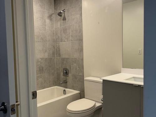 320-210 Sabina Dr, Oakville, ON - Indoor Photo Showing Bathroom