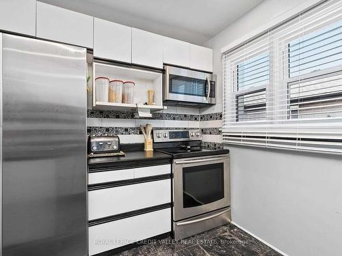 58 Henry St, Cambridge, ON - Indoor Photo Showing Kitchen