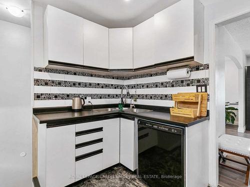 58 Henry St, Cambridge, ON - Indoor Photo Showing Kitchen