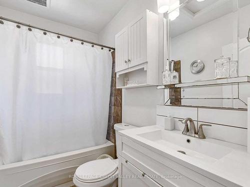 58 Henry St, Cambridge, ON - Indoor Photo Showing Bathroom