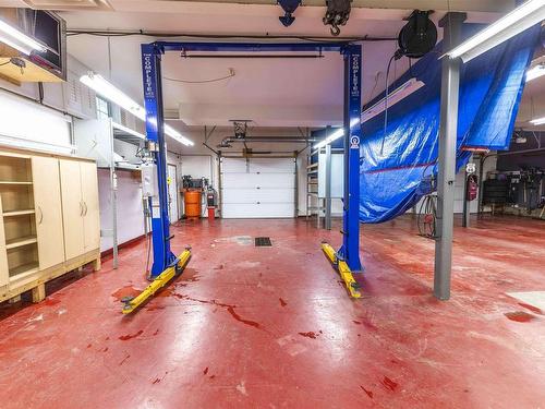 1914 Oliver Road, Thunder Bay, ON - Indoor Photo Showing Garage