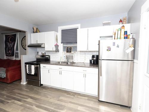 216 Ontario Street, Thunder Bay, ON - Indoor Photo Showing Kitchen With Double Sink