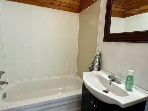 14 Ryde Avenue, Thunder Bay, ON - Indoor Photo Showing Bathroom