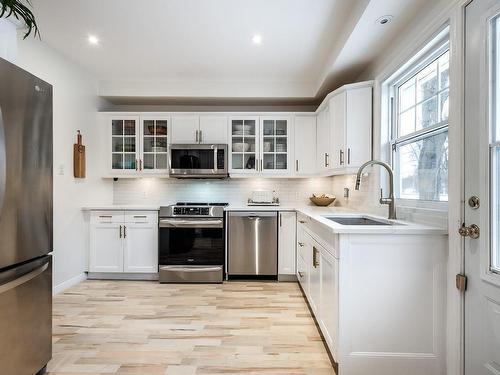 Cuisine - 8156 Ch. Wavell, Côte-Saint-Luc, QC - Indoor Photo Showing Kitchen With Upgraded Kitchen