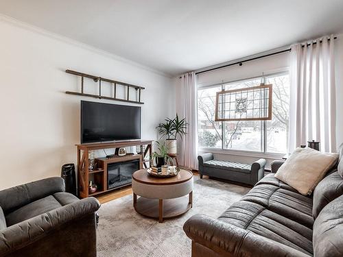 Salon - 8156 Ch. Wavell, Côte-Saint-Luc, QC - Indoor Photo Showing Living Room