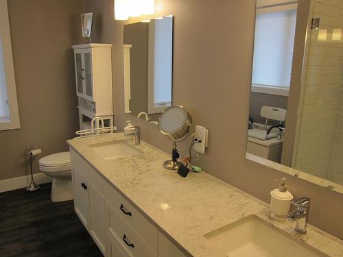 2760 Peregrine Way, Merritt, BC - Indoor Photo Showing Bathroom