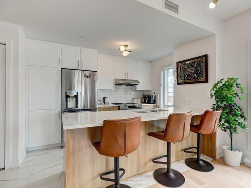 Dining room - 310-248 Boul. Hymus, Pointe-Claire, QC - Indoor Photo Showing Kitchen With Upgraded Kitchen