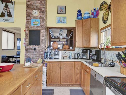 422 1/2 Wiley Street, Thunder Bay, ON - Indoor Photo Showing Kitchen With Double Sink