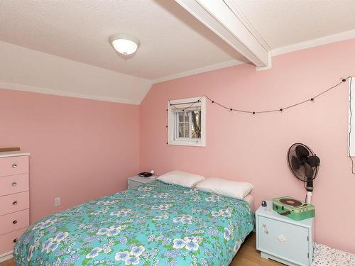 422 1/2 Wiley Street, Thunder Bay, ON - Indoor Photo Showing Bedroom