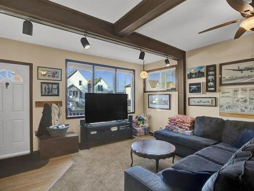 422 1/2 Wiley Street, Thunder Bay, ON - Indoor Photo Showing Living Room