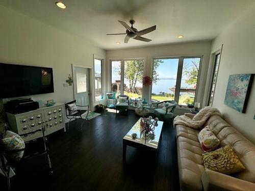 518 Fishermans Point Road, Shuniah, ON - Indoor Photo Showing Living Room