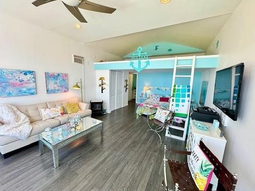 518 Fishermans Point Road, Shuniah, ON - Indoor Photo Showing Living Room