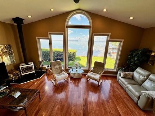 518 Fishermans Point Road, Shuniah, ON - Indoor Photo Showing Living Room