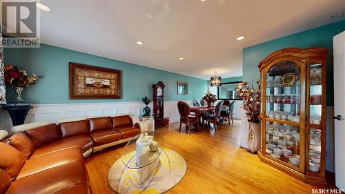 1622 Benson Bay, Regina, SK - Indoor Photo Showing Living Room