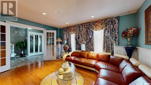 1622 Benson Bay, Regina, SK - Indoor Photo Showing Living Room