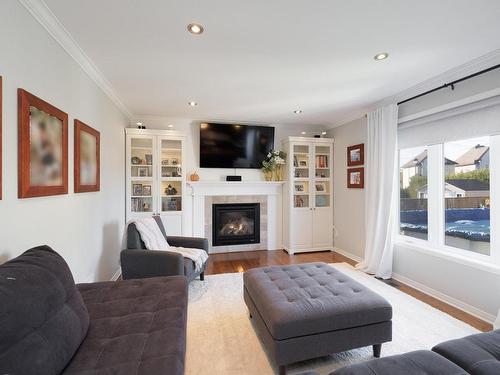 Salle familiale - 89 Rue Du Ruisselet, Vaudreuil-Dorion, QC - Indoor Photo Showing Living Room With Fireplace