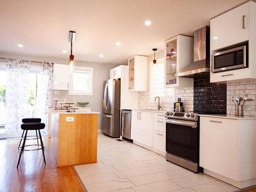 Kitchen - 45 Rue Boyer, Saint-Constant, QC - Indoor Photo Showing Kitchen With Upgraded Kitchen