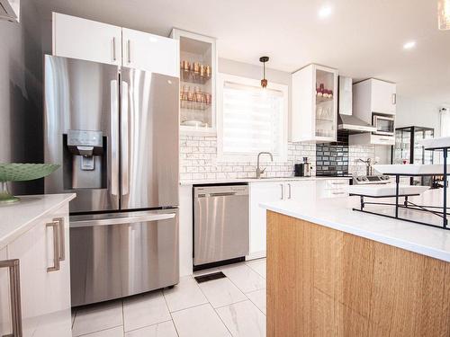 Kitchen - 45 Rue Boyer, Saint-Constant, QC - Indoor Photo Showing Kitchen With Upgraded Kitchen