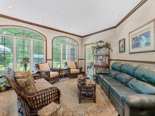 11 Hidden Forest Dr, Whitchurch-Stouffville, ON - Indoor Photo Showing Living Room