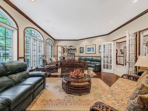 11 Hidden Forest Dr, Whitchurch-Stouffville, ON - Indoor Photo Showing Living Room