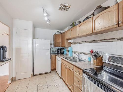 804-15 Elizabeth St N, Mississauga, ON - Indoor Photo Showing Kitchen With Double Sink