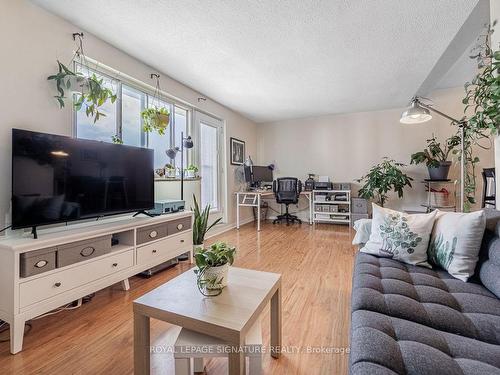 804-15 Elizabeth St N, Mississauga, ON - Indoor Photo Showing Living Room