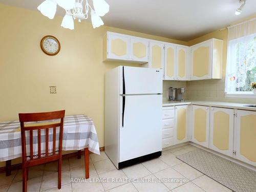 325-3055 Tomken Rd, Mississauga, ON - Indoor Photo Showing Kitchen