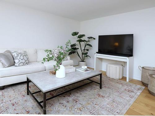 325-3055 Tomken Rd, Mississauga, ON - Indoor Photo Showing Living Room