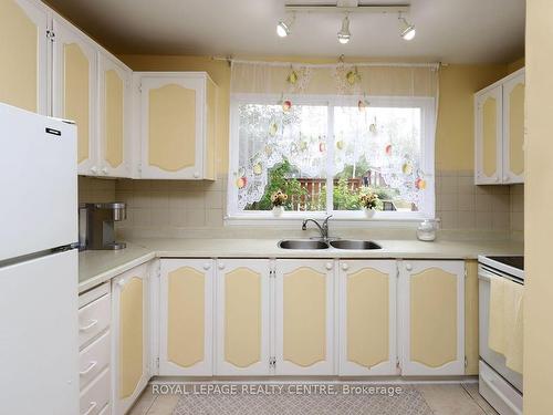 325-3055 Tomken Rd, Mississauga, ON - Indoor Photo Showing Kitchen With Double Sink