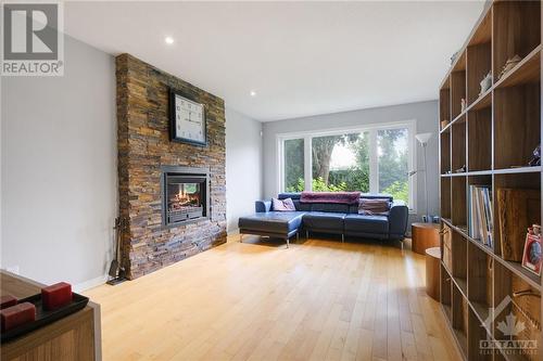 746 Hauteview Crescent, Ottawa, ON - Indoor Photo Showing Living Room With Fireplace