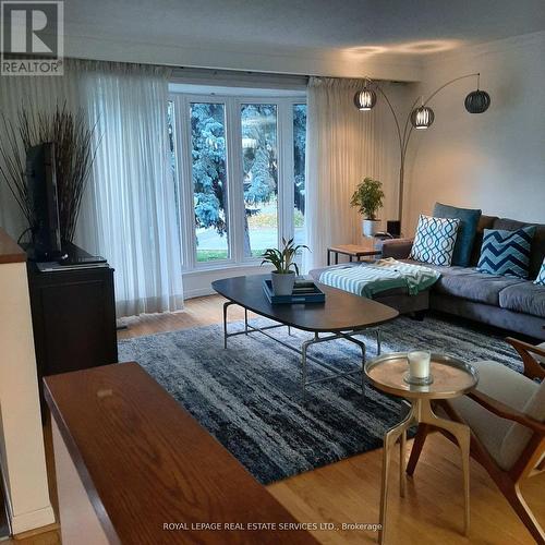 41 Canterbury Crescent, Toronto, ON - Indoor Photo Showing Living Room