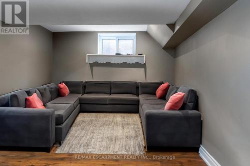 1554 Main Street E, Hamilton, ON - Indoor Photo Showing Living Room