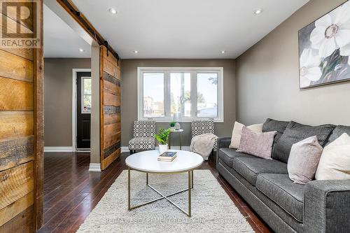 1554 Main Street E, Hamilton, ON - Indoor Photo Showing Living Room