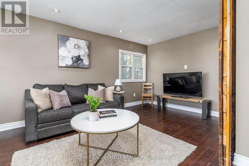 1554 Main Street E, Hamilton, ON - Indoor Photo Showing Living Room